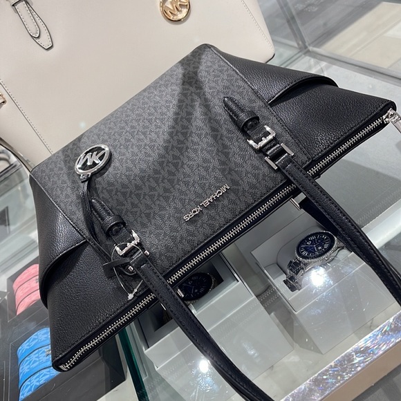 MICHAEL KORS CHARLOTTE LARGE TOP ZIP Tote bag   
Black Signature - Picture 14 of 16